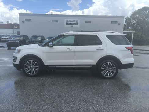 Used 2017 Ford Explorer Platinum AWD/4WD image 2