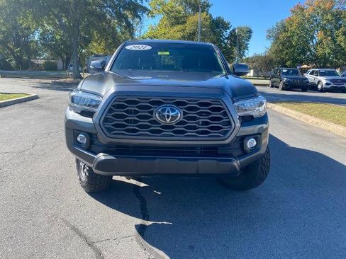 Used 2021 Toyota Tacoma TRD Off-Road image 2