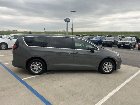 Used 2025 Chrysler Pacifica Select FWD image 6