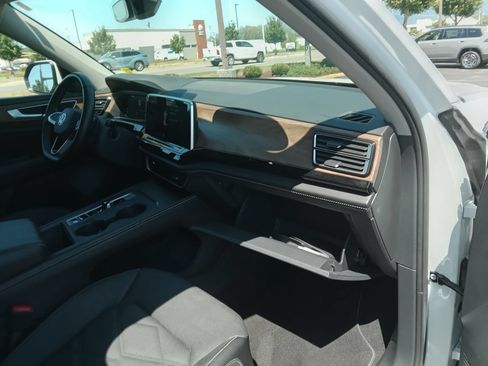 Used 2024 Volkswagen Atlas SE AWD/4WD image 22