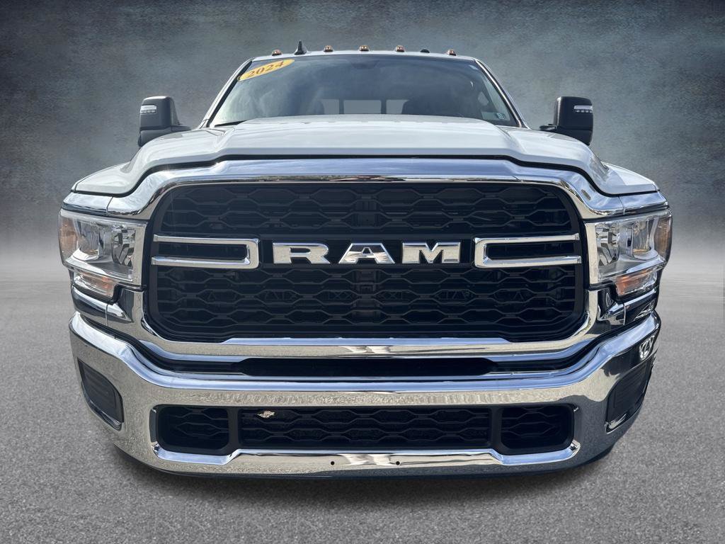 Used 2024 RAM 2500 Tradesman w/ Chrome Appearance Group AWD/4WD image 4