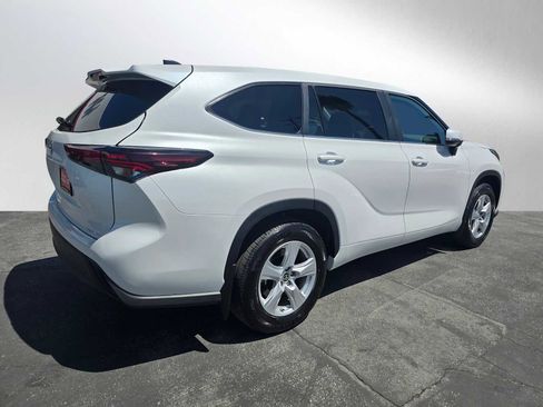 Used 2025 Toyota Highlander LE AWD/4WD image 3
