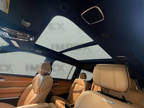Used 2022 Jeep Grand Wagoneer Series III AWD/4WD image 10