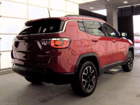 Used 2018 Jeep Compass Latitude w/ Cold Weather Group AWD/4WD image 3
