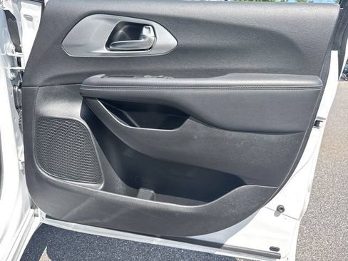 Certified 2026 Chrysler Pacifica Limited w/ S Appearance Package FWD image 16