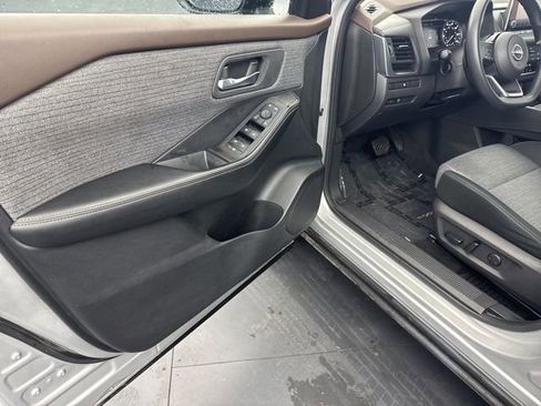 Used 2023 Nissan Rogue SV image 32