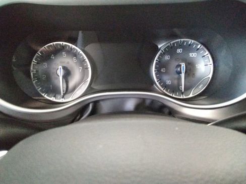 Used 2025 Chrysler Pacifica Select image 25