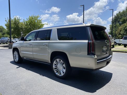 Used 2017 Cadillac Escalade ESV Platinum AWD/4WD image 7