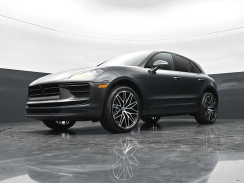Certified 2025 Porsche Macan Turbo AWD/4WD image 39