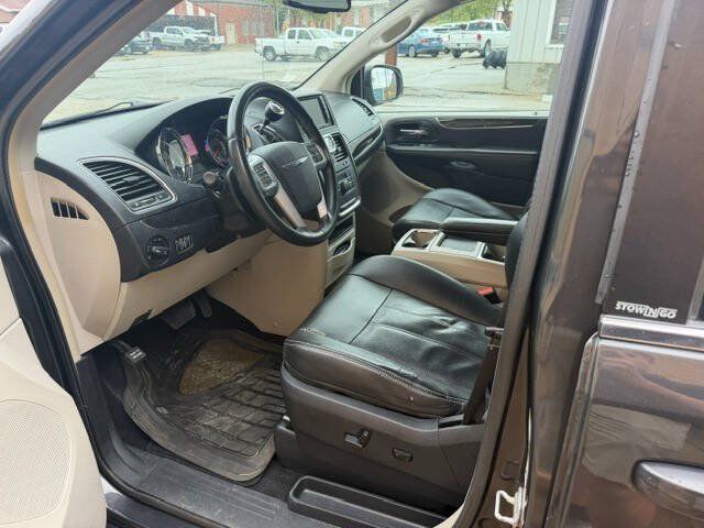 Used 2012 Chrysler Town & Country Touring w/ Entertainment Group #1 FWD image 8