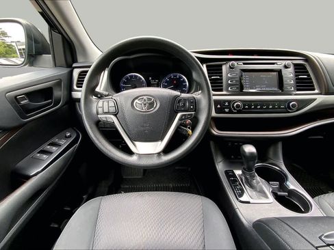 Used 2019 Toyota Highlander LE AWD/4WD image 6