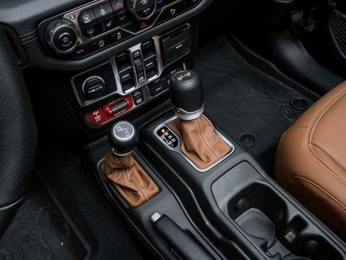 Used 2025 Jeep Wrangler Unlimited Rubicon w/ Technology Group image 78