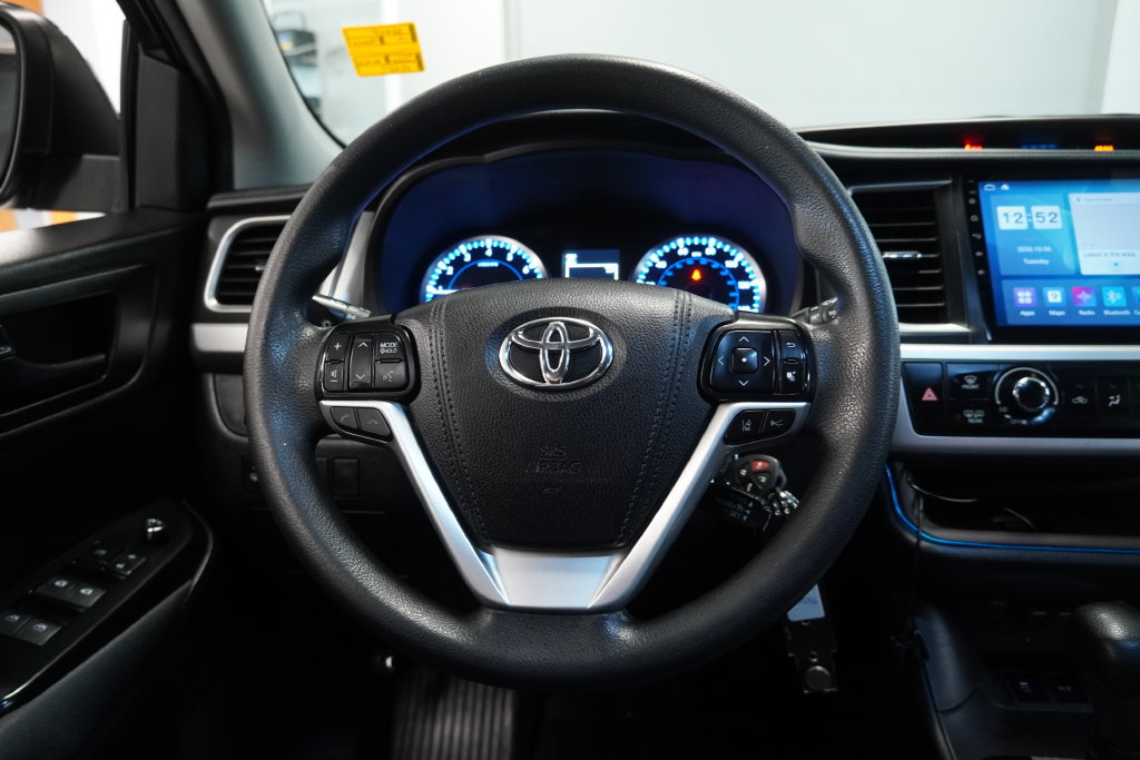 Used 2019 Toyota Highlander LE w/ Protection Package #3 AWD/4WD image 17