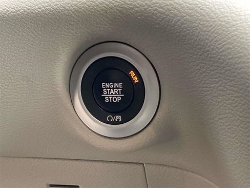 Used 2021 Chrysler Pacifica Touring-L image 17