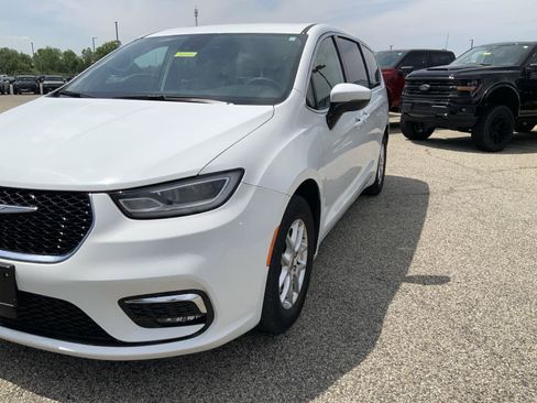 Used 2023 Chrysler Pacifica Touring-L FWD image 16