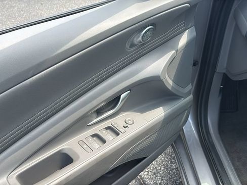 Used 2025 Hyundai Elantra SEL FWD image 12