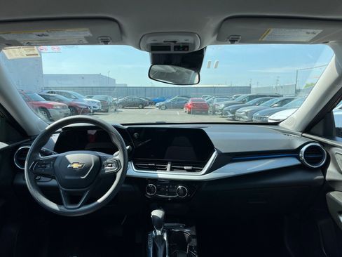 Used 2025 Chevrolet Trax LT FWD image 33