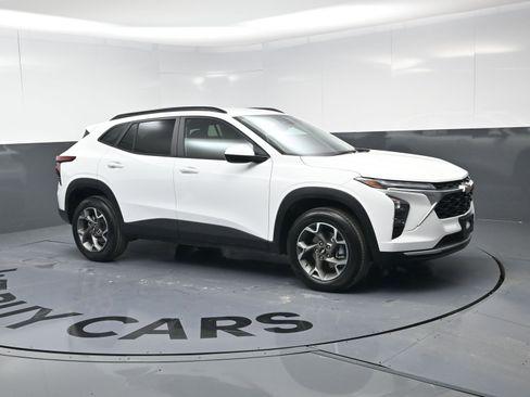 Certified 2025 Chevrolet Trax LT w/ Driver Confidence Package image 2