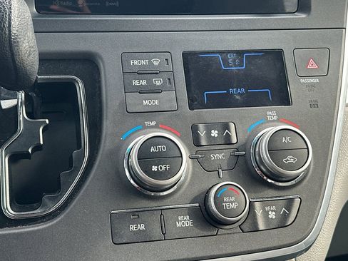 Certified 2016 Toyota Sienna LE image 21