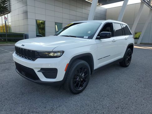 Used 2024 Jeep Grand Cherokee Altitude RWD image 2