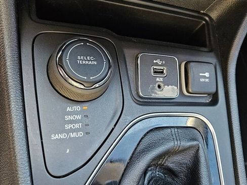 Used 2022 Jeep Cherokee Limited image 27