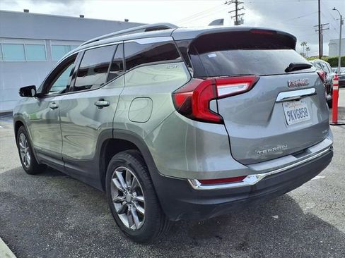 Used 2024 GMC Terrain SLT image 3