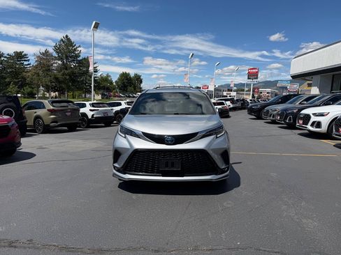 Used 2022 Toyota Sienna XSE w/ XSE Plus Package AWD/4WD image 12