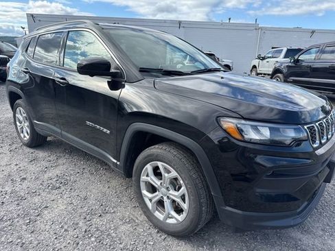 Used 2024 Jeep Compass Latitude w/ Convenience Group AWD/4WD image 4