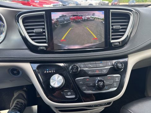 Used 2022 Chrysler Pacifica Touring-L FWD image 11