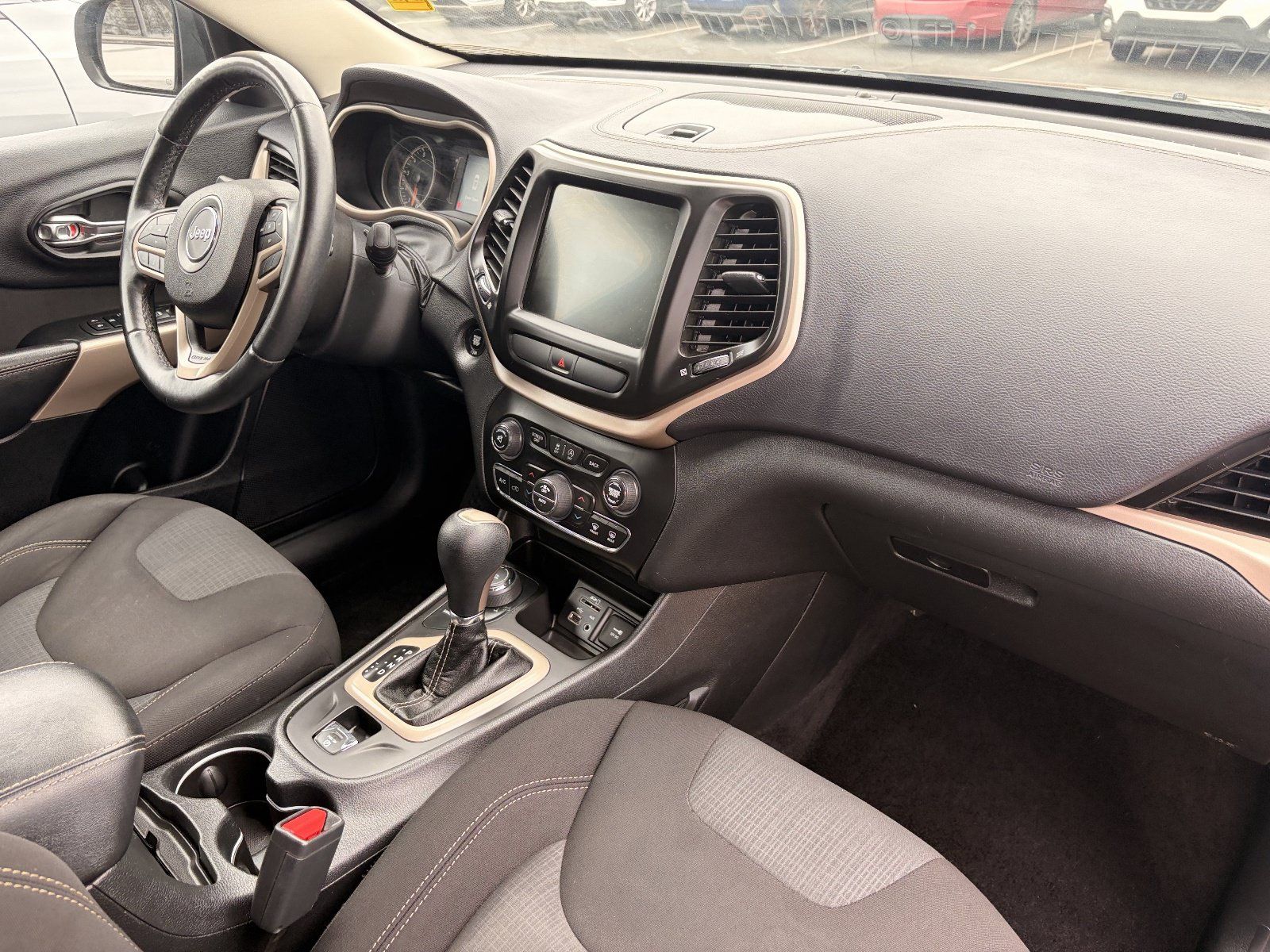 Used 2017 Jeep Cherokee Latitude w/ Comfort/Convenience Group AWD/4WD image 11