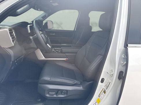 Used 2025 Toyota Tundra Limited AWD/4WD image 9