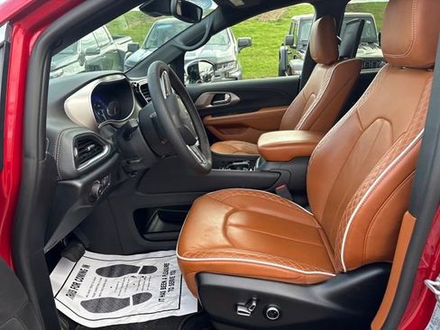 Used 2025 Chrysler Pacifica Pinnacle image 17