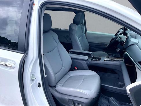 Used 2024 Toyota Sienna XLE w/ XLE Plus Package FWD image 9