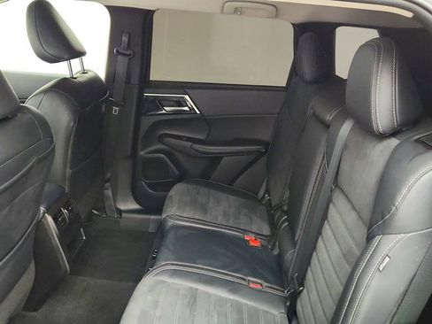 Used 2024 Mitsubishi Outlander SE image 19