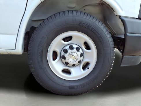 Used 2020 Chevrolet Express 3500 Extended w/ Driver Convenience Package image 9