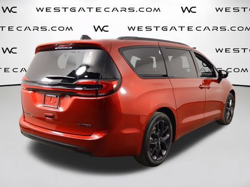 Used 2025 Chrysler Pacifica Limited FWD image 37