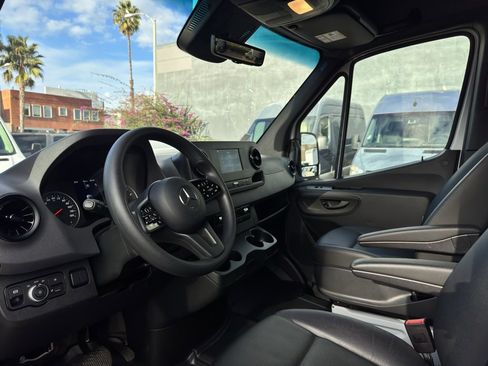 Used 2024 Mercedes-Benz Sprinter 2500 image 34
