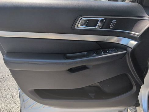 Used 2019 Ford Explorer XLT w/ Equipment Group 202A FWD image 9