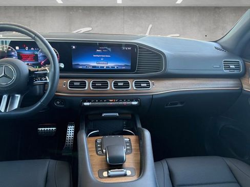 Used 2025 Mercedes-Benz GLS 450 4MATIC image 3