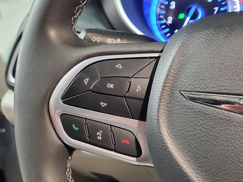 Used 2024 Chrysler Pacifica Touring-L FWD image 25
