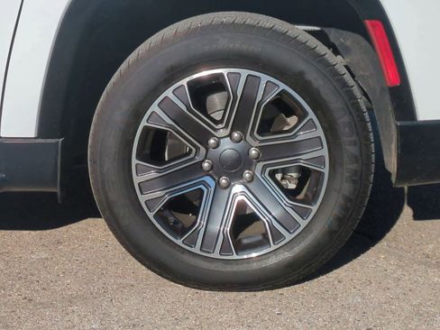 Used 2024 Jeep Wagoneer L Series II image 13