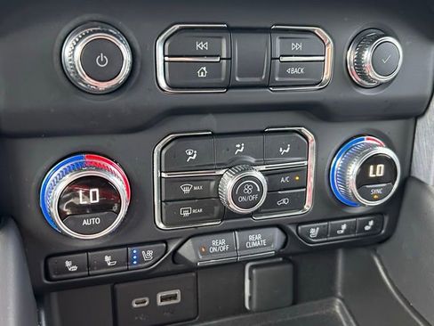 Used 2022 GMC Yukon XL SLT w/ SLT Premium Package image 33