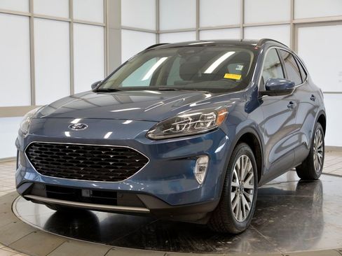 Used 2020 Ford Escape Titanium image 4