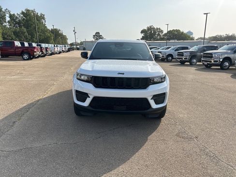 New 2024 Jeep Grand Cherokee Altitude image 8