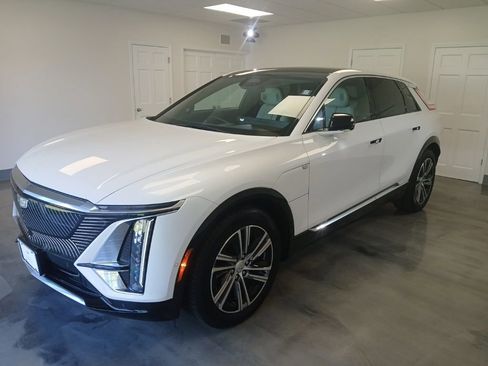 Certified 2024 Cadillac Lyriq Luxury AWD/4WD image 4