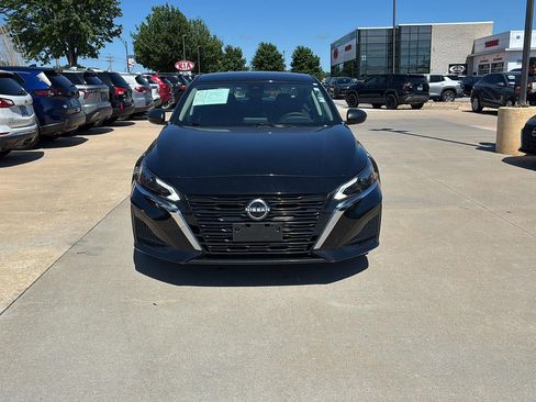 Used 2025 Nissan Altima 2.5 SV FWD image 2