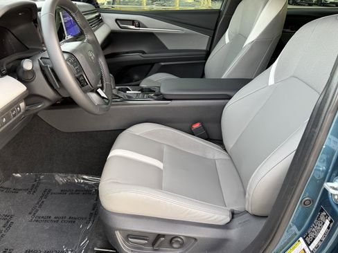 Used 2025 Toyota Camry SE image 18