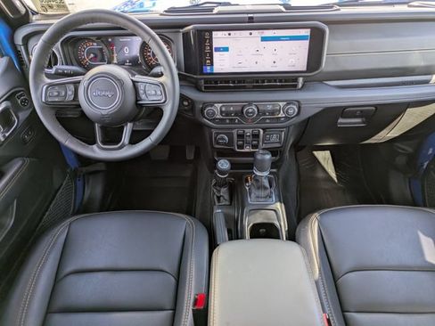 Certified 2025 Jeep Gladiator Sport AWD/4WD image 10