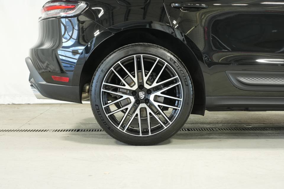 Certified 2026 Porsche Macan AWD/4WD image 40