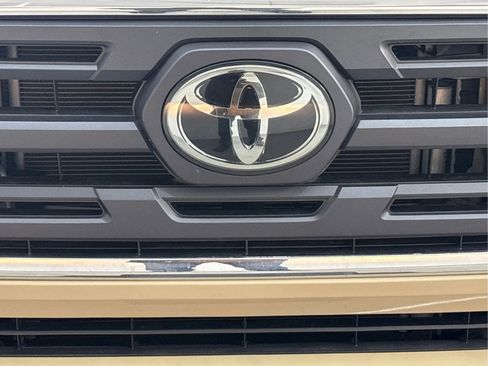 Used 2018 Toyota Tacoma SR5 AWD/4WD image 33